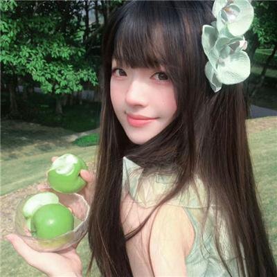 照片中的女孩